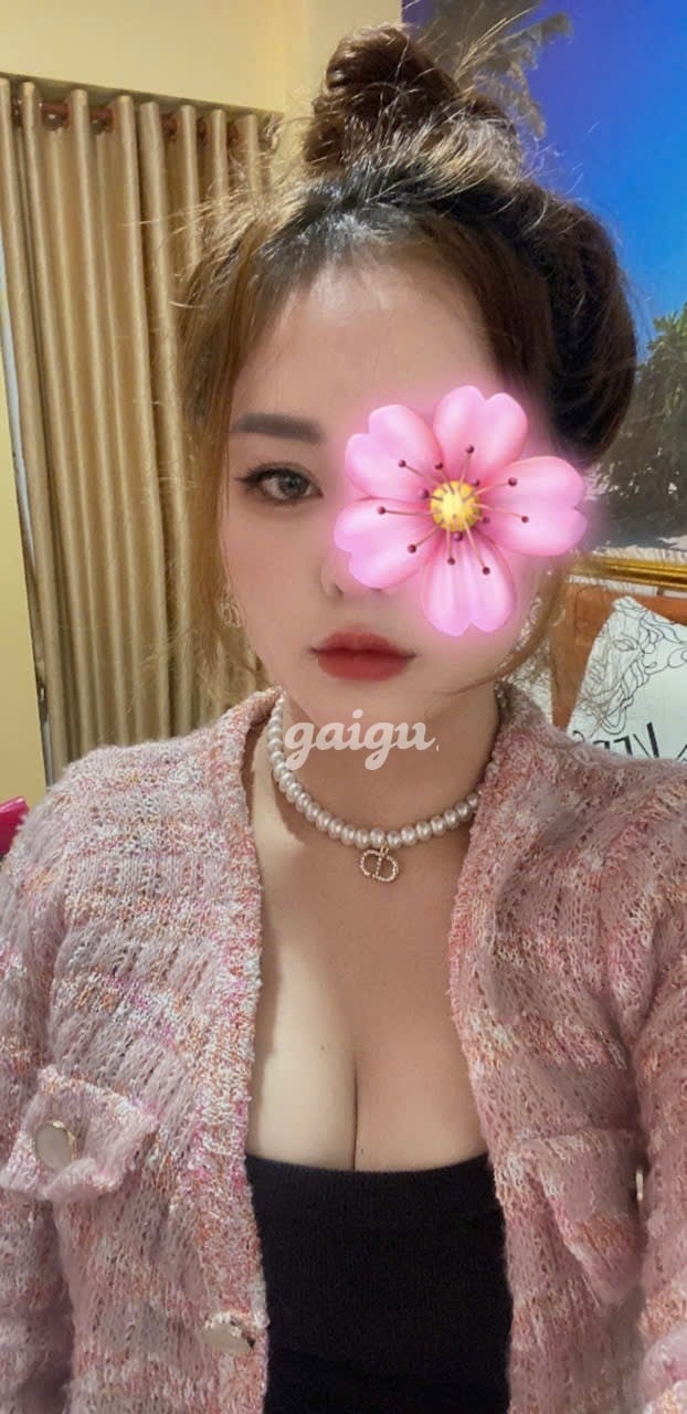 Như Ý, MẶT XINH XẮN LÀM TÌNH GIỎI CHIỀU KHÁCH